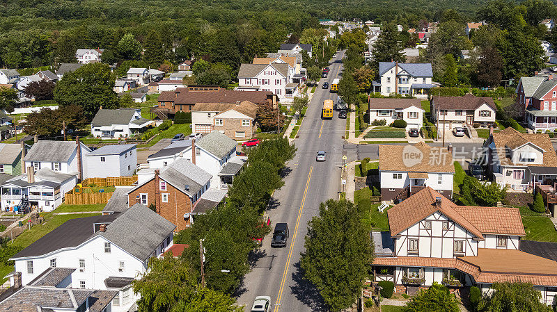 宾夕法尼亚州波科诺斯的历史小镇吉姆·索普(Jim Thorpe)的住宅区鸟瞰图。